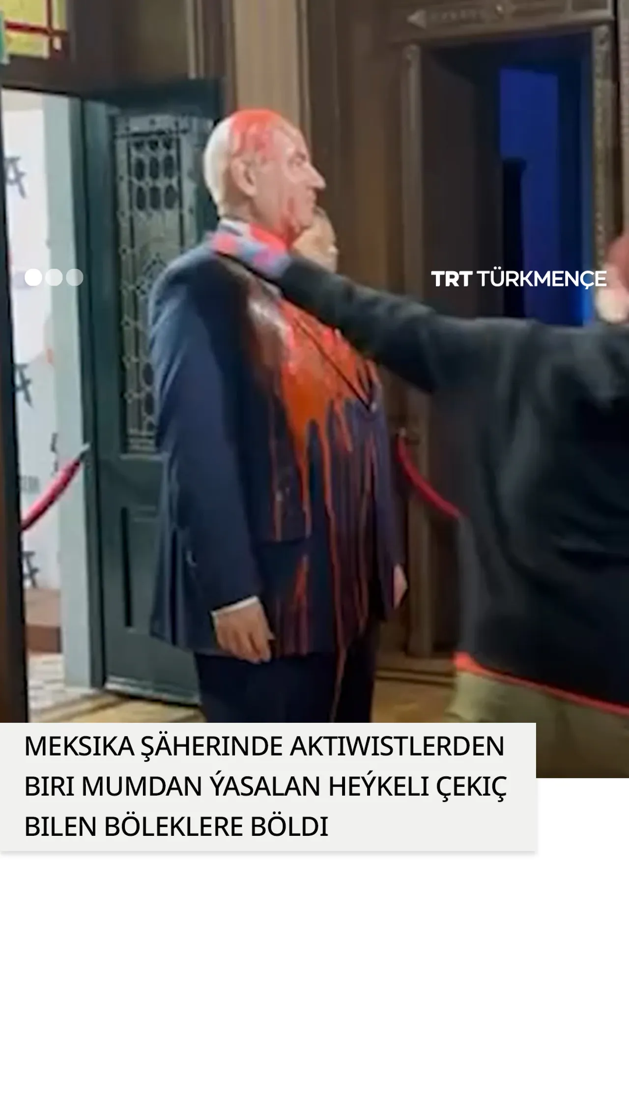 Meksikada aktiwistlerden biri mumdan ýasalan heýkeli çekiç bilen böleklere böldi